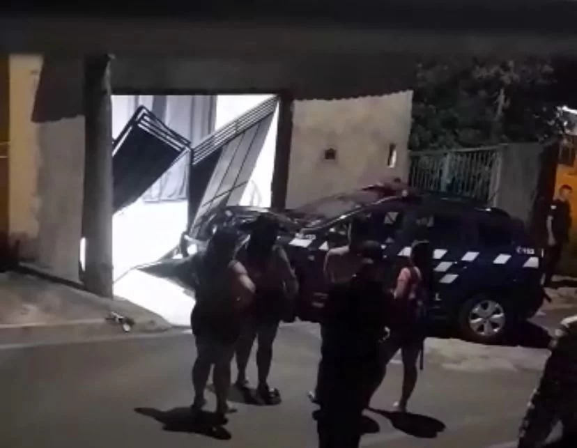 Portão de residência é atingido por viatura da GM durante ocorrência em Campinas 