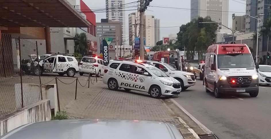 Acidente entre carro e viatura da PM deixa quatro pessoas feridas na Norte-Sul