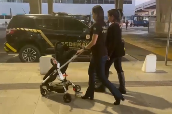 Bebê vítima de tráfico internacional é repatriada para o Brasil após um ano e quatro meses