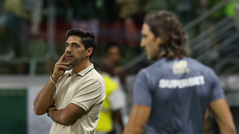Abel Ferreira explica escalação de Vítor Roque como titular no Palmeiras