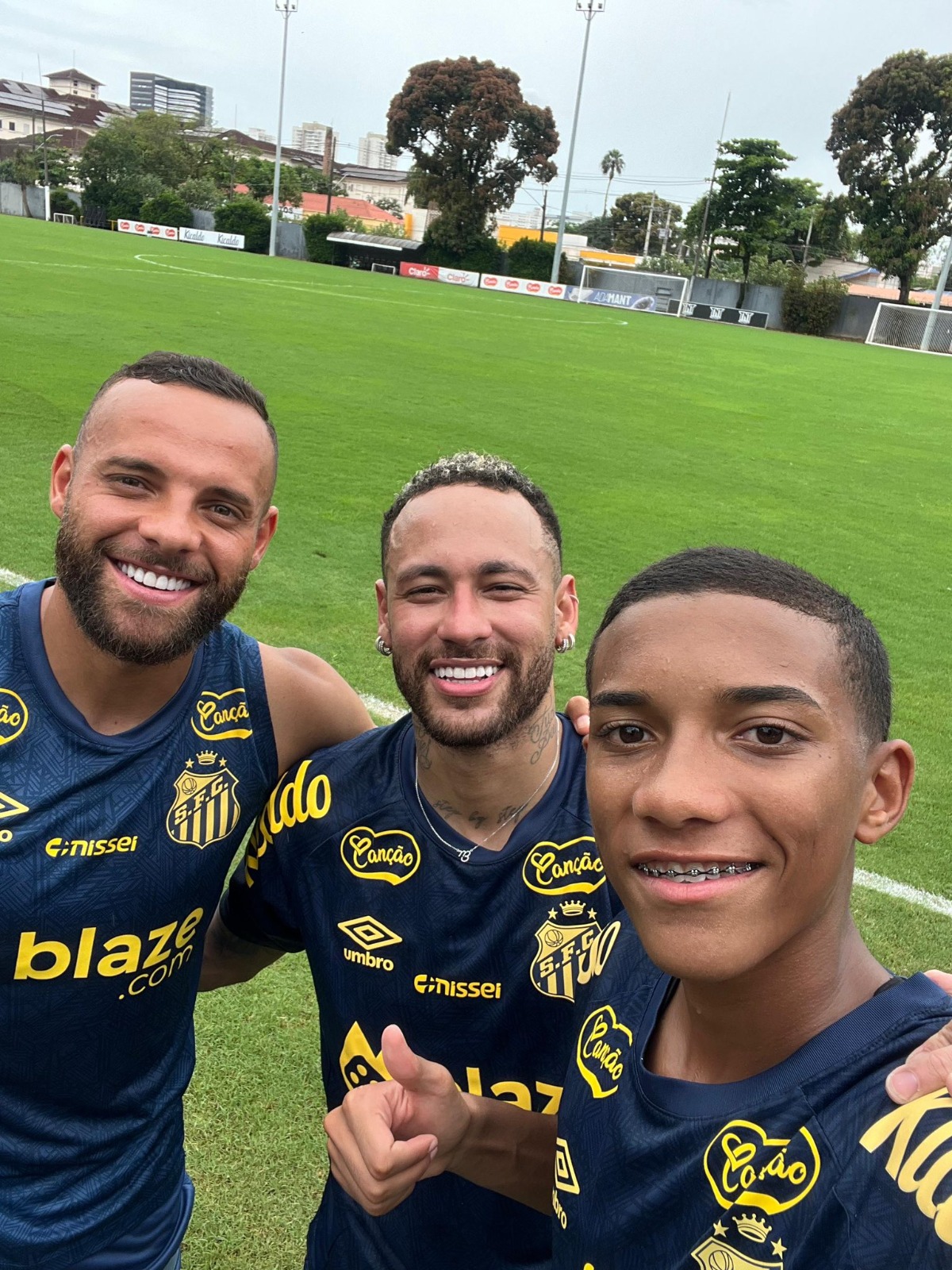 Santos volta aos trabalhos sem o astro Neymar