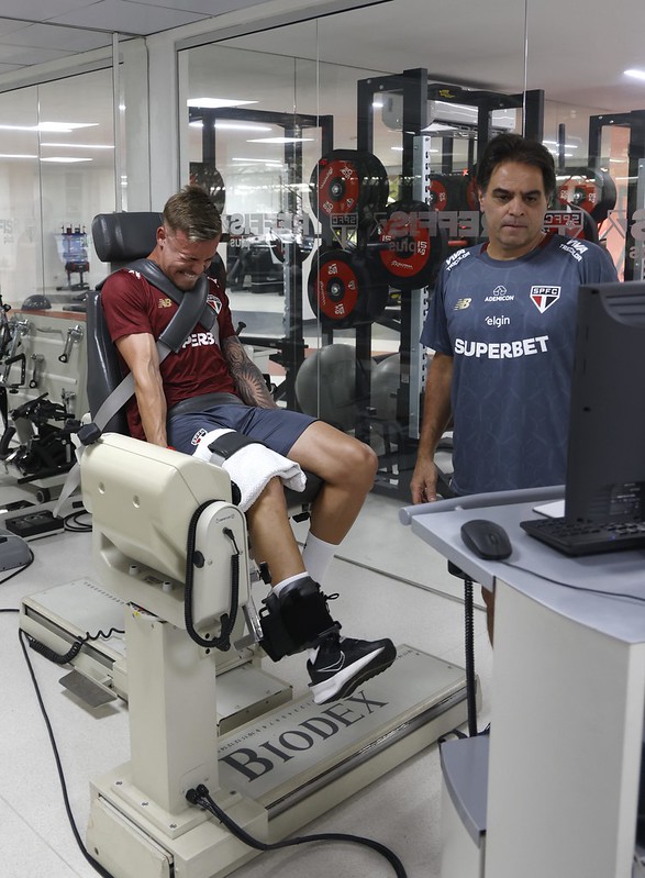 Satisfeito, São Paulo deve renovar com lateral Cedric