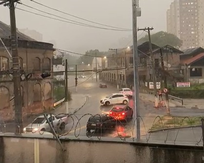 Temporal em Campinas provoca alagamentos
