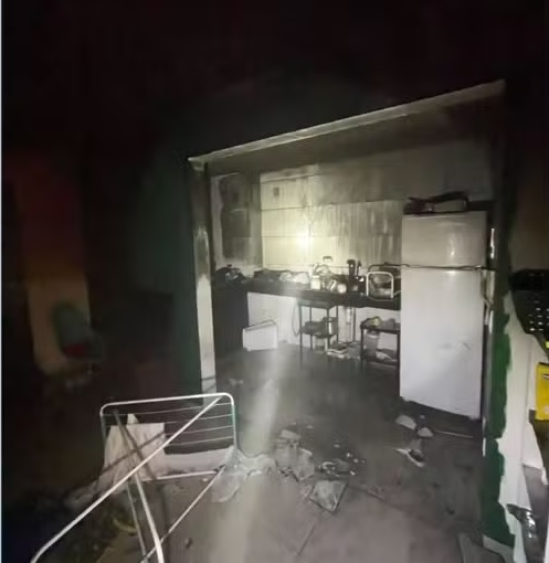 Apartamento fica destruído após incêndio no Jardim Samambaia, em Campinas
