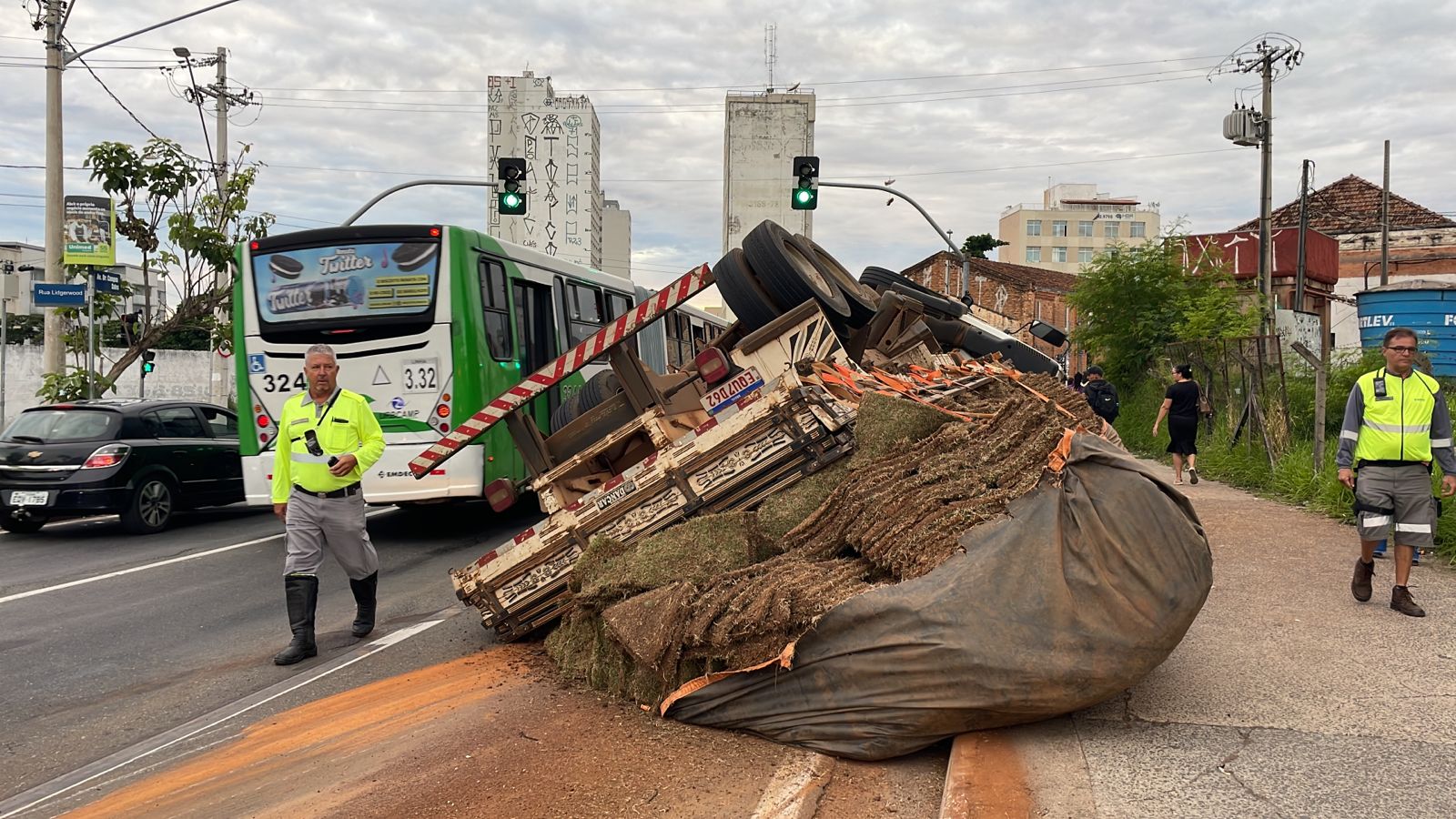 Caminhão carregado com grama tomba no final da Lix da Cunha