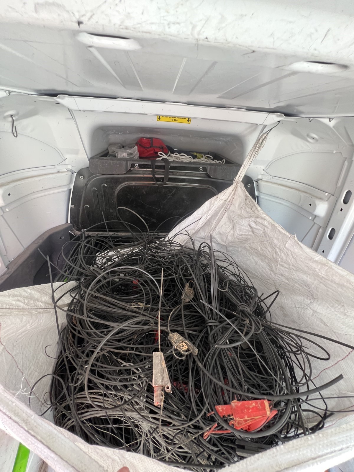 CPFL remove mais de 320kg de fios irregulares de postes em Nova Odessa