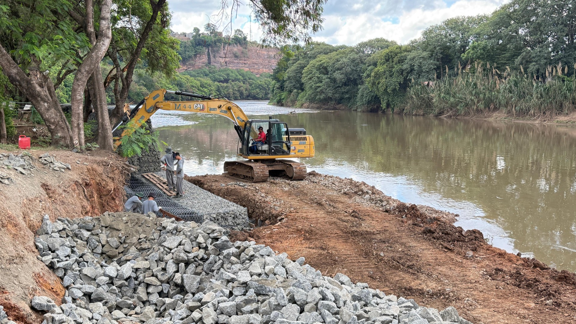 Prefeitura retoma desassoreamento do leito do Rio Piracicaba