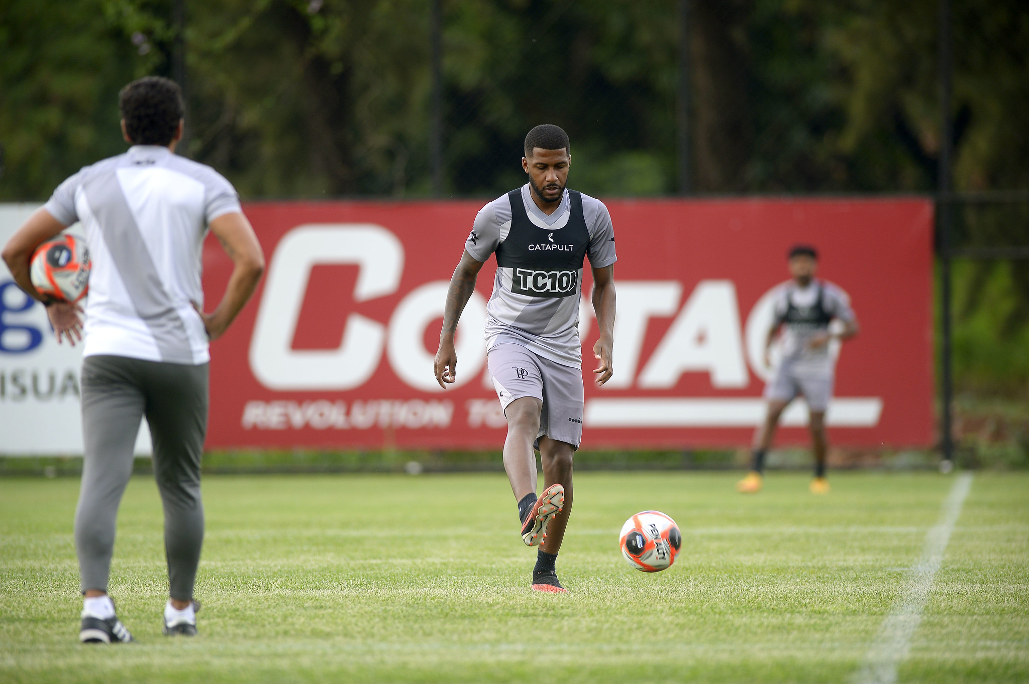 Emerson Santos renova contrato até o fim da Série C com a Ponte Preta