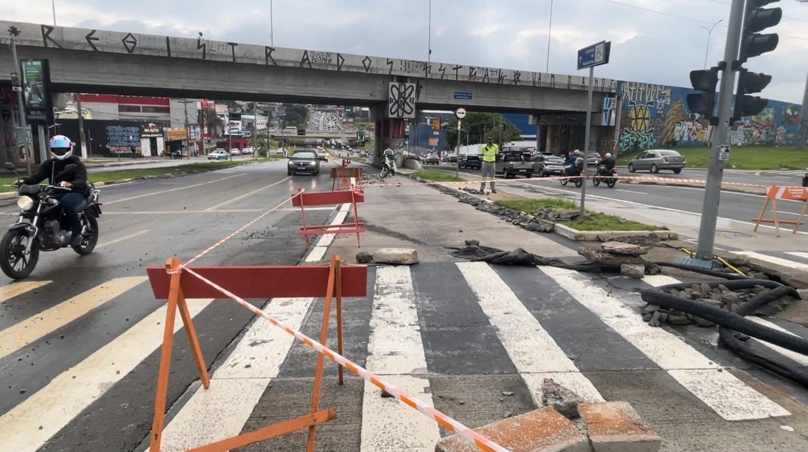 Faixas do BRT seguem interditadas na John Boyd após rompimento de adutora
