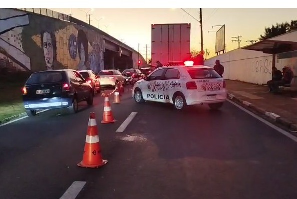 Homem morre após colisão de veículo na traseira de caminhão em Campinas