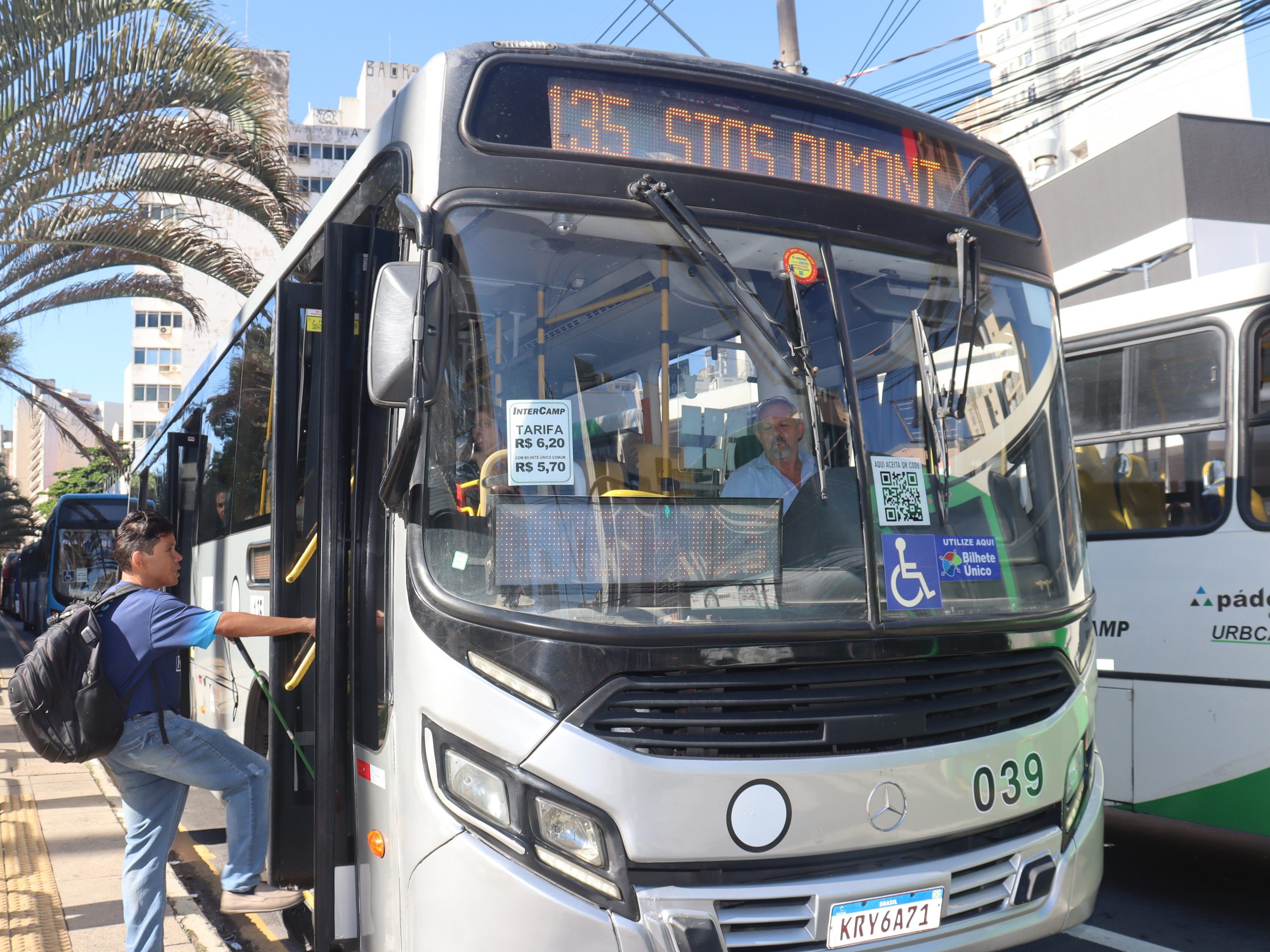 Motorista de ônibus desenvolve alerta sonoro para deficientes visuais