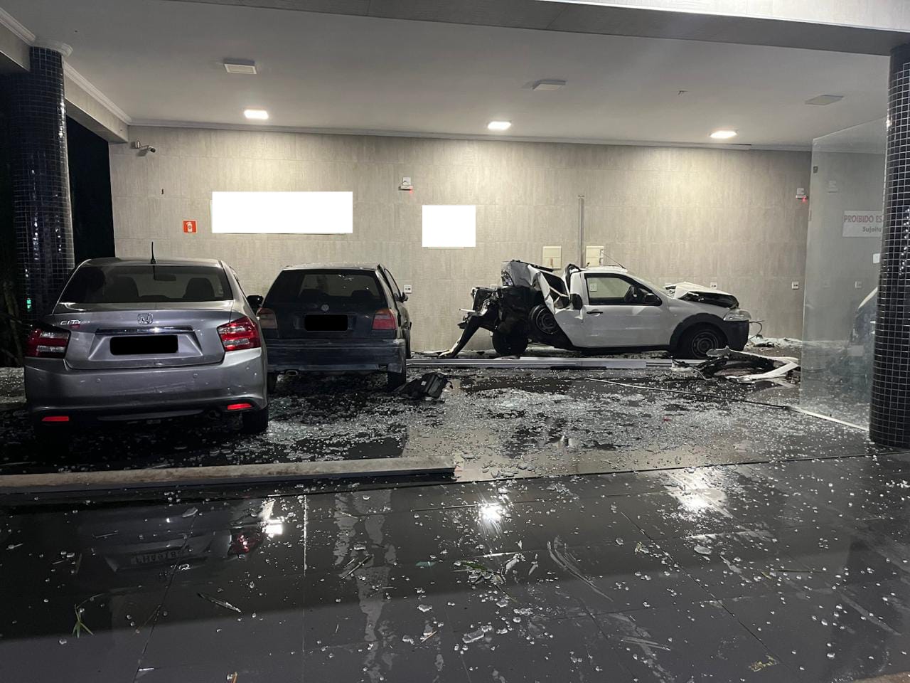 Motorista embriagado atinge três carros estacionados em posto de combustíveis de Mogi Guaçu