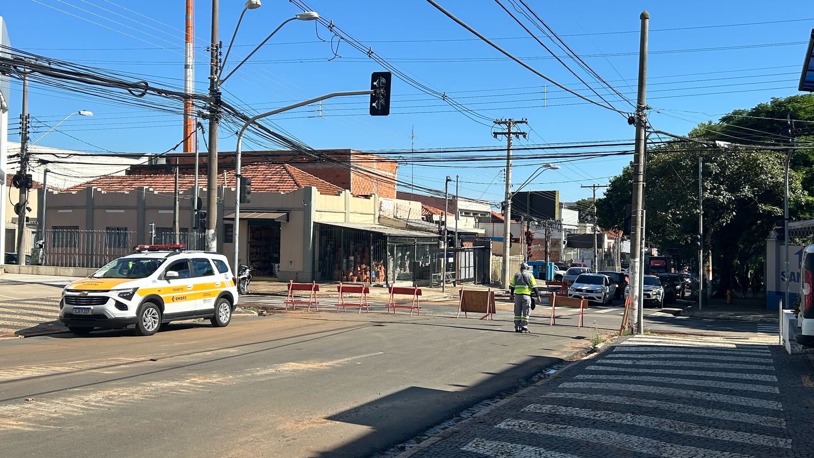 Avenida da Saudade volta a ficar interditada após adutora romper novamente