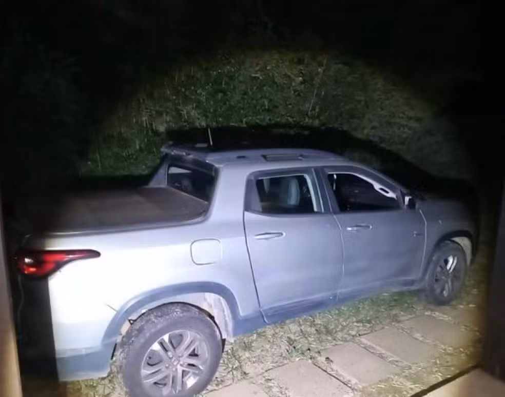 Polícia investiga caso de casal encontrado morto dentro de carro em São Pedro