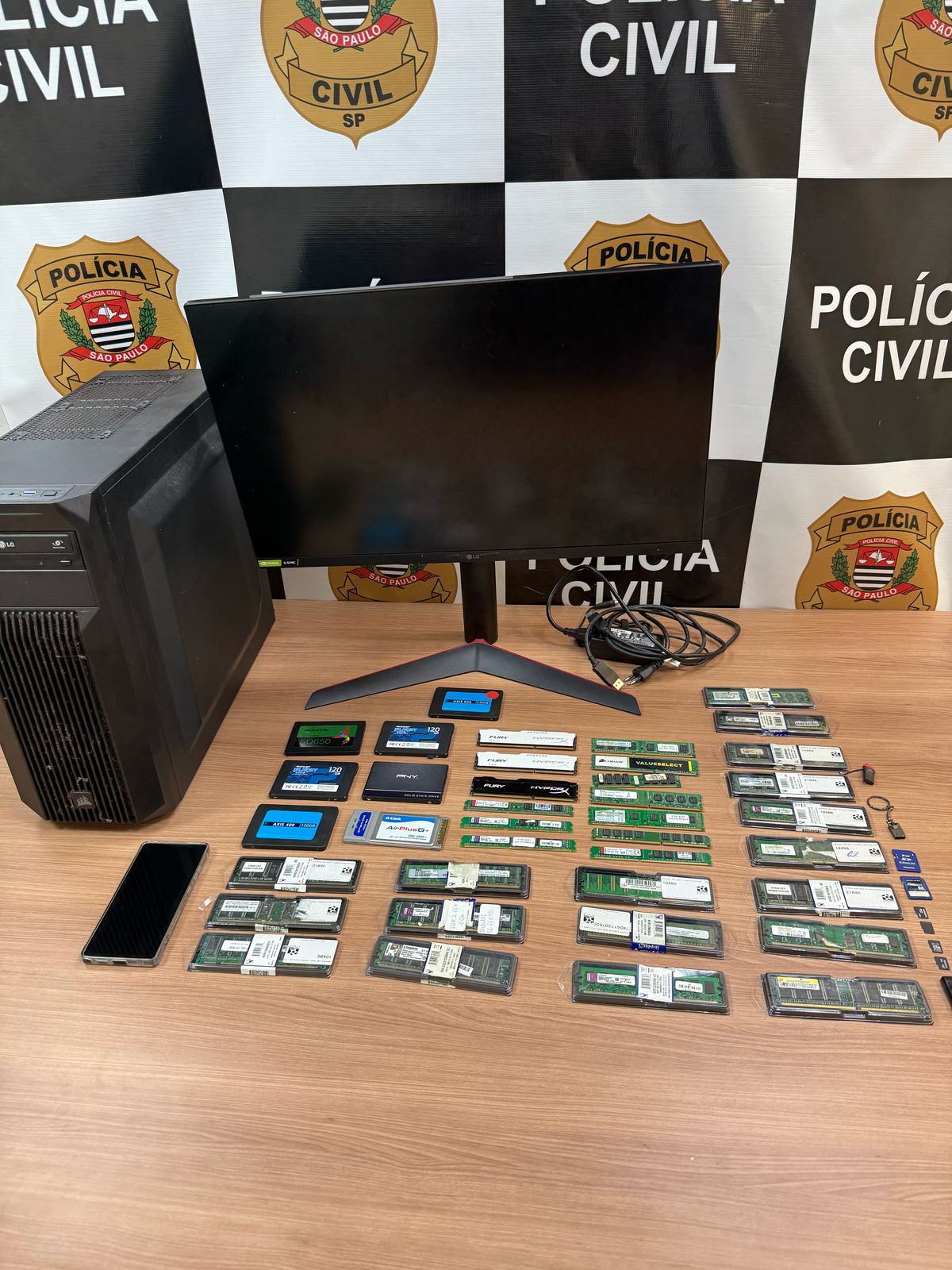 Polícia prende dois homens que compartilhavam imagens de abusos de crianças