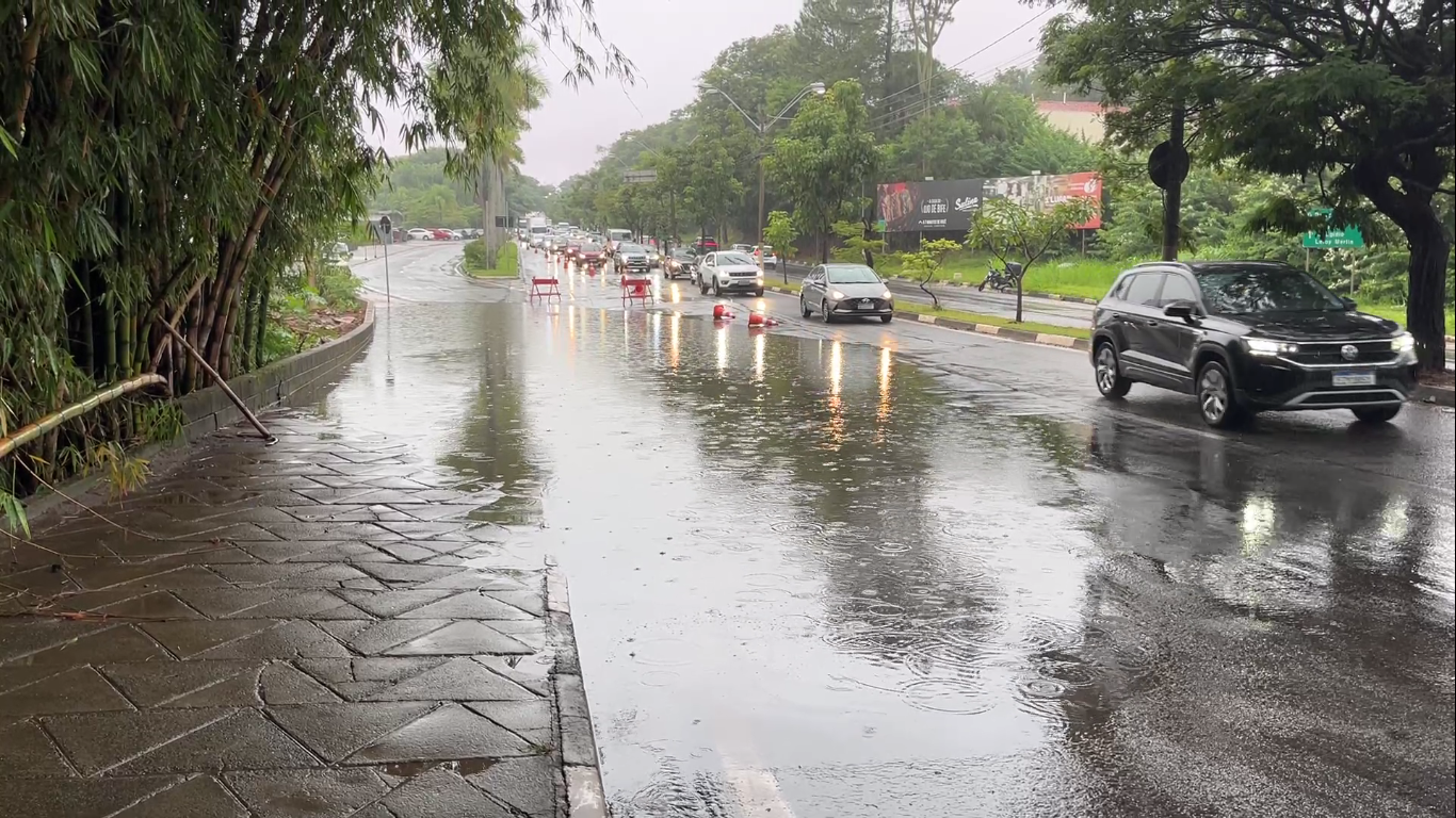 Ponto de alagamento na Rodovia Heitor Penteado trava saída de Sousas