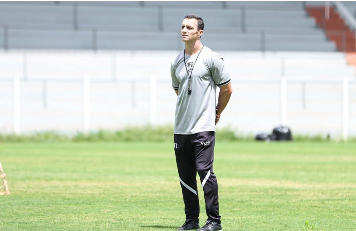 Caxias aposta na lei do ex e anuncia Júnior Rocha como substituto de Luizinho Vieira