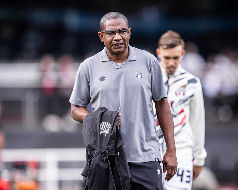 Com poucas alternativas no mercado, diretoria já pensa em manter César Sampaio no comando do Santos