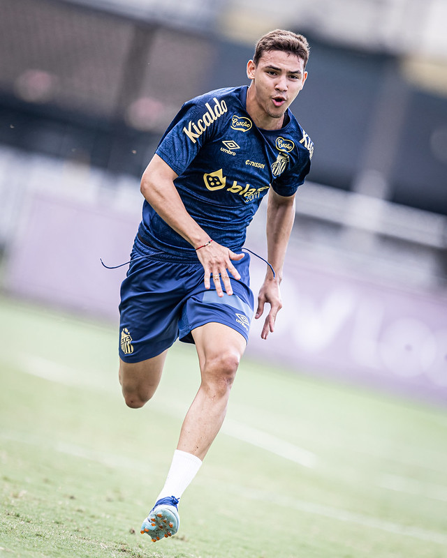 Após resolver problemas burocráticos, Deivid Washington deve reforçar o Santos contra o Bahia