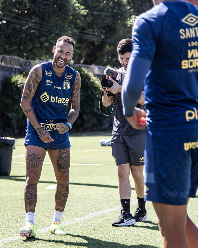 Neymar e Soteldo fazem trabalho de academia no Santos