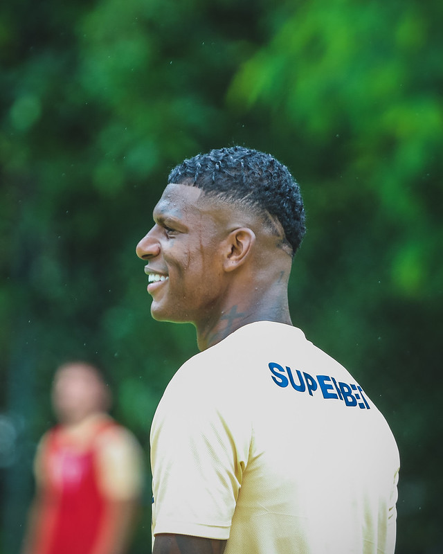 Arboleda corre em volta do gramado e pode reforçar o São Paulo contra o Botafogo-RJ