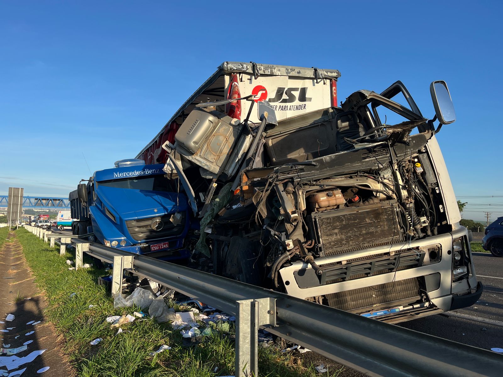Batida entre caminhão e carreta provoca congestionamento na Rodovia Dom Pedro