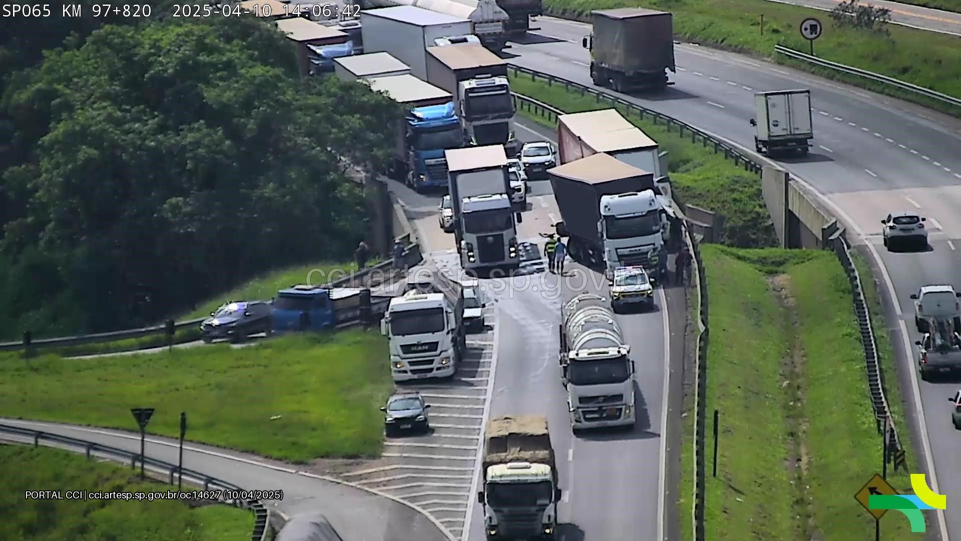 Quase 22 horas depois, Rodovia Dom Pedro foi liberada em Itatiba