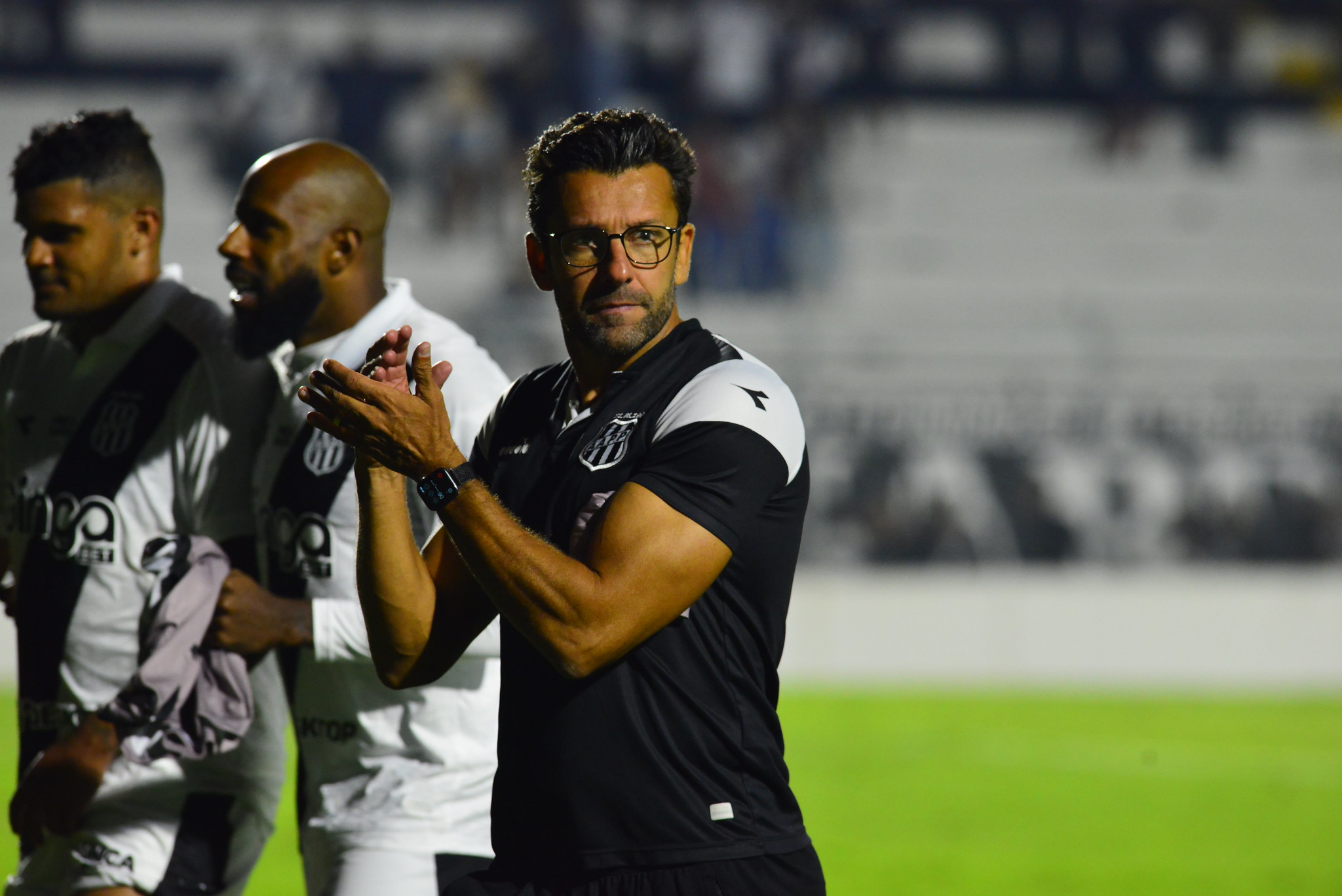 Alberto Valentim comemora vitória no reencontro com a torcida e fala do retorno do atacante Jeh