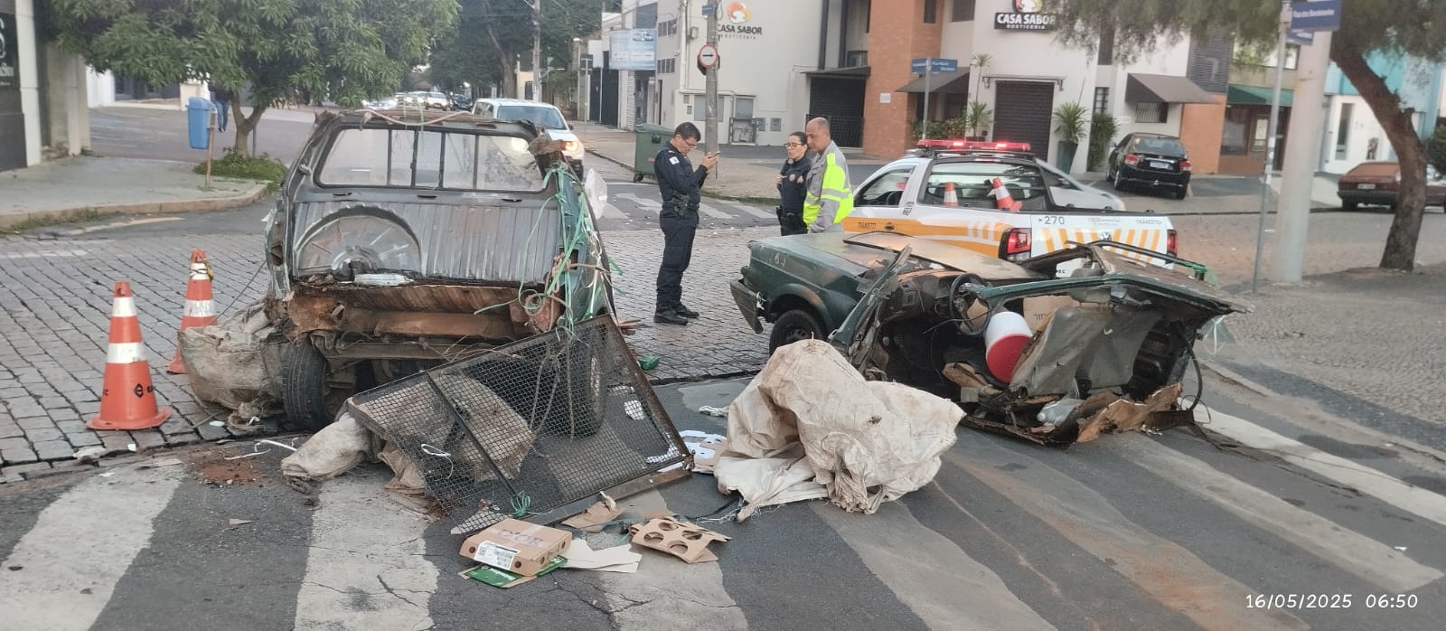 Carro parte veículo ao meio no Cambuí em Campinas  