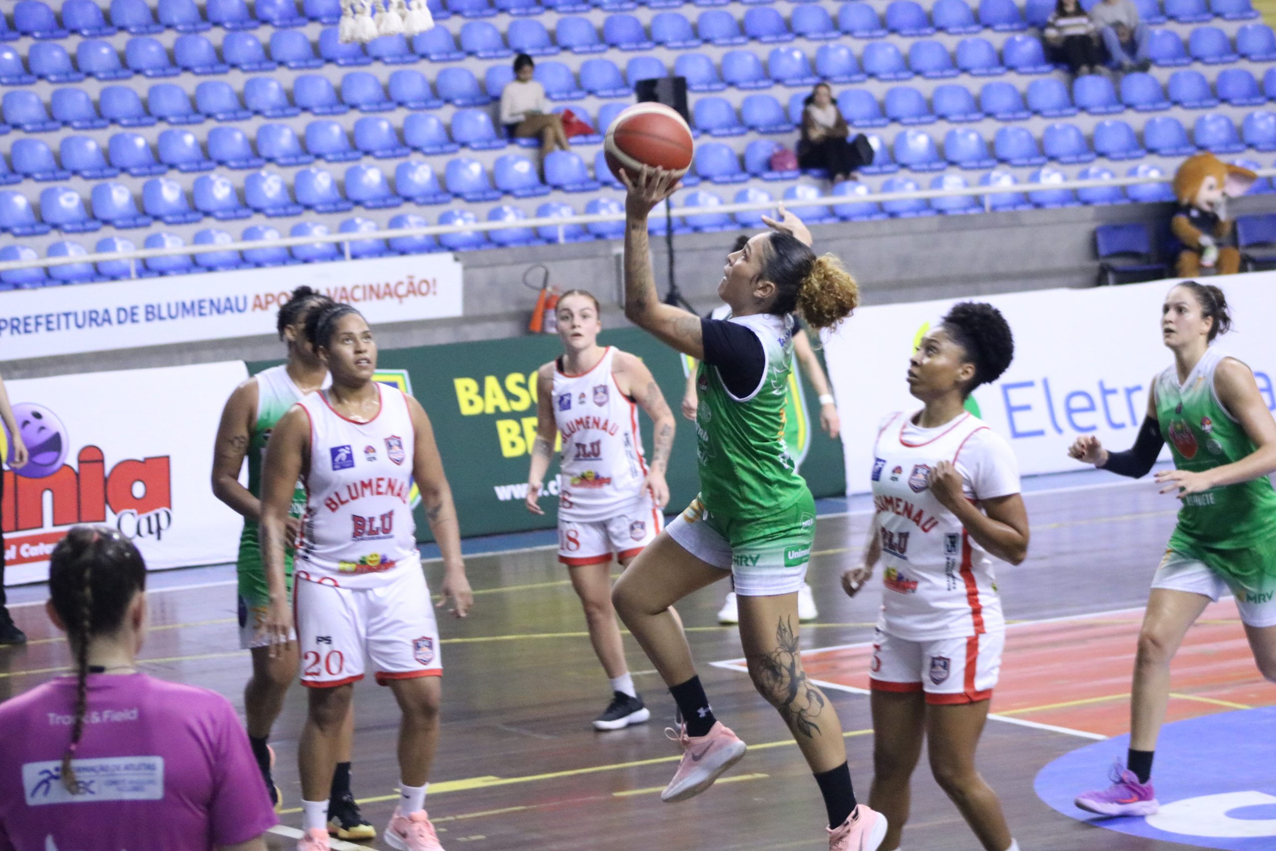 Com terceiro quarto arrasador, Unimed Campinas Basquete vence o Blumenau na LBF