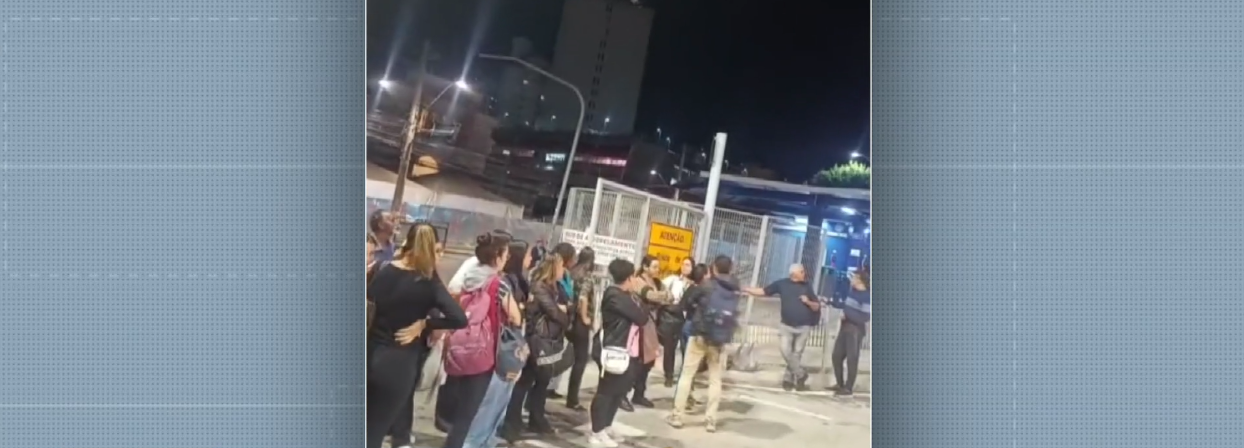 Passageiros protestam no Terminal Mercado por causa de atraso nos ônibus