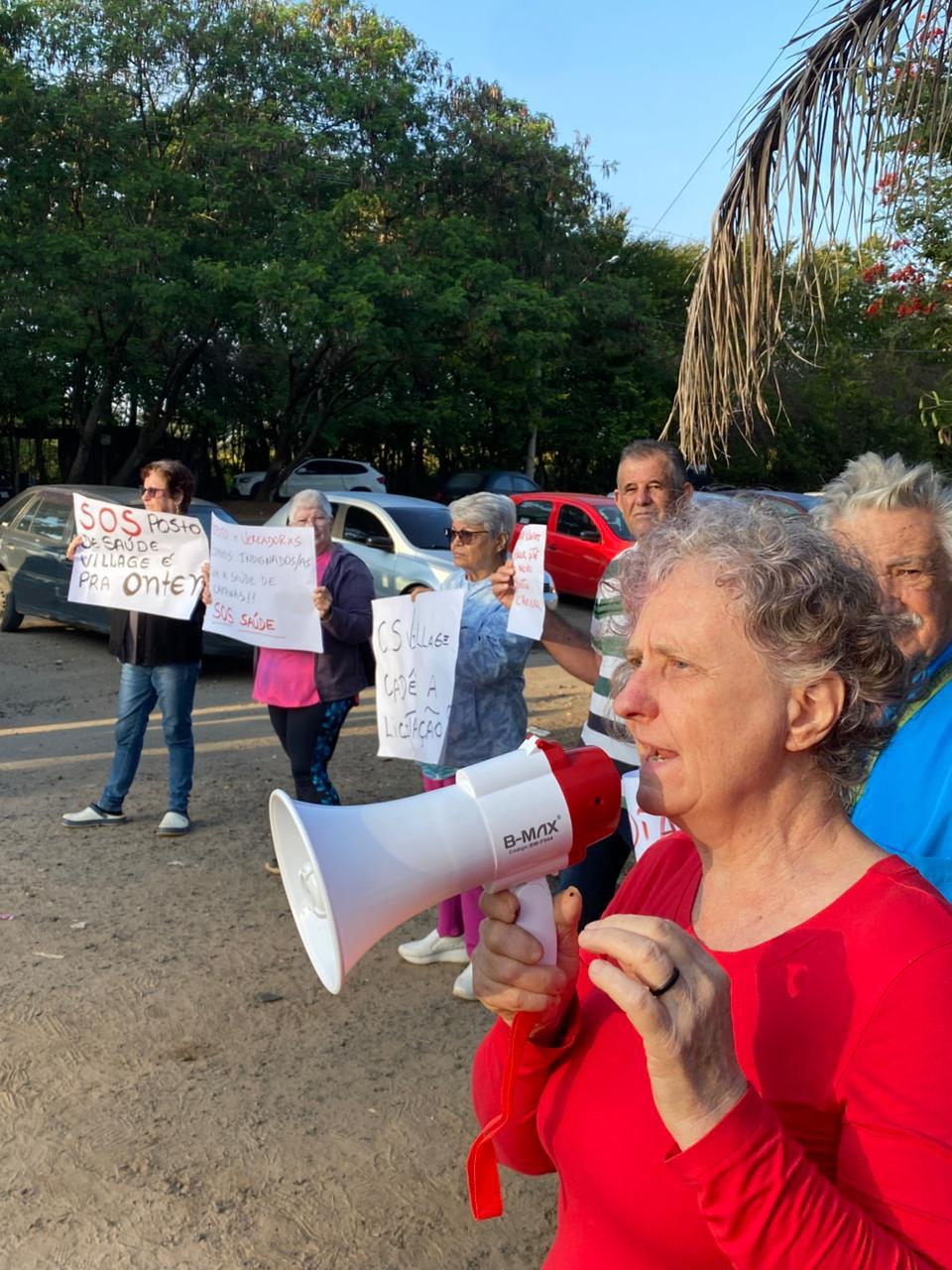 Moradores protestam e cobram construção do novo Centro de Saúde Village