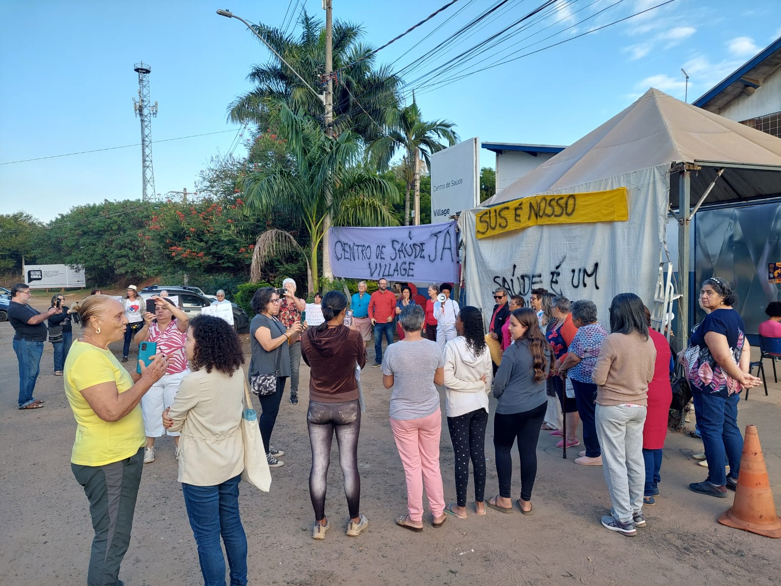 Moradores protestam e cobram construção do novo Centro de Saúde Village