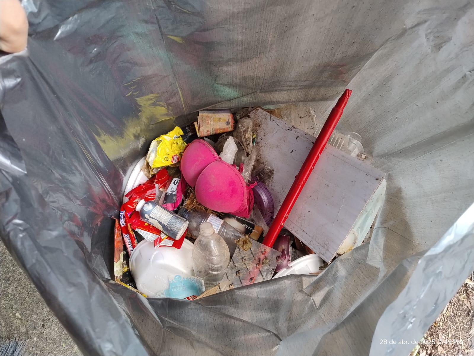 Moradores recolhem lixo do Parque Linear Ribeirão das Pedras em protesto por área degradada