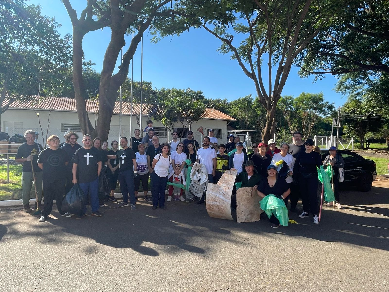 Moradores recolhem lixo do Parque Linear Ribeirão das Pedras em protesto por área degradada