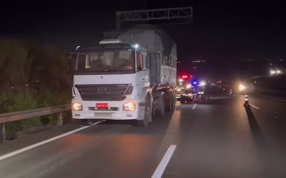 Motociclista morre após colisão com carreta em Limeira