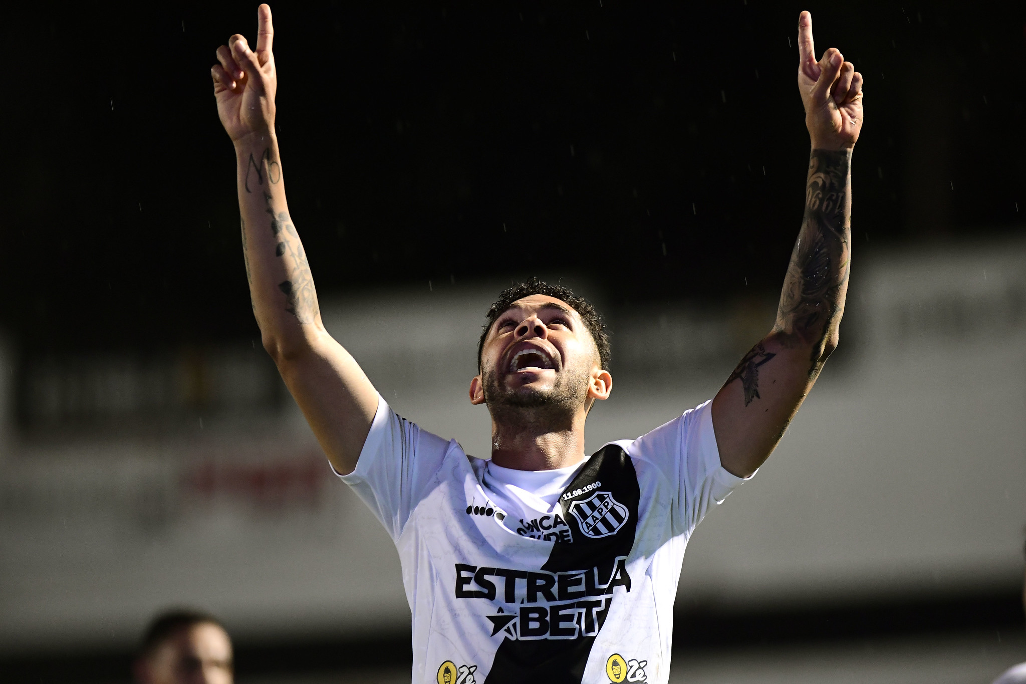 Ponte Preta negocia saída do zagueiro Mateus Silva e do atacante Renato