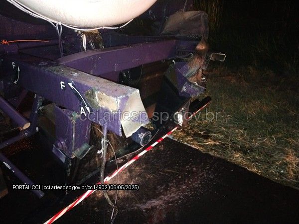 Caminhão atinge carreta que transportava ácido fosfórico na Bandeirantes e deixa faixa interditada 