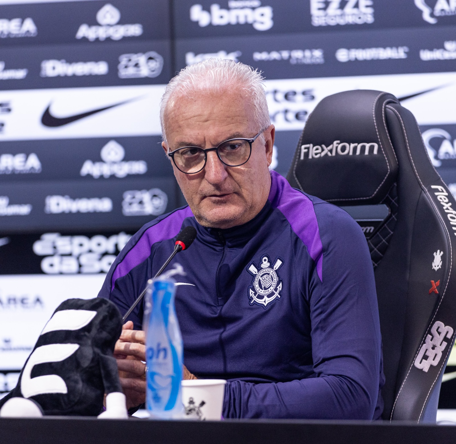 Dorival Júnior mantêm cautela sobre voltas de Memphis e Rodrigo Garro no Corinthians