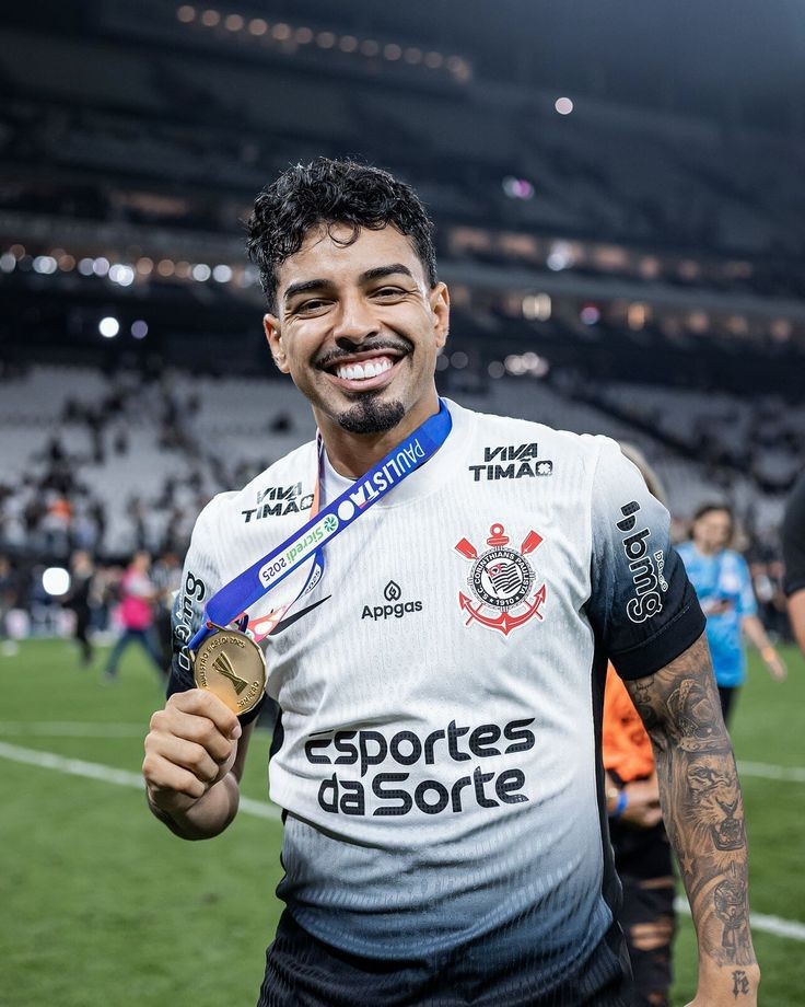 Diretoria do Corinthians prioriza renovação com lateral Matheus Bidu