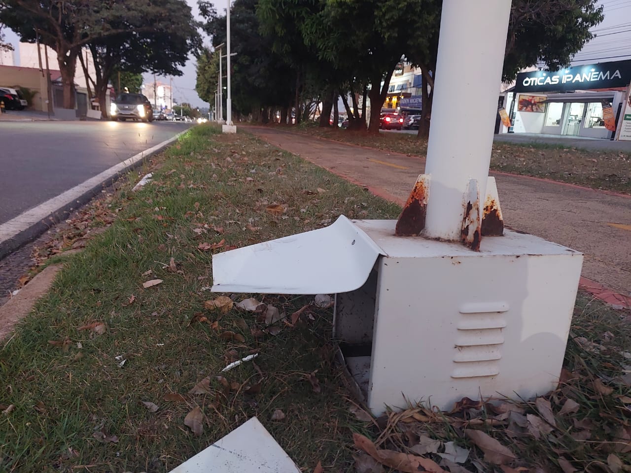 Furtos deixam ciclovia sem iluminação na avenida Baden Powell; prefeitura planeja nova instalação de postes com LED no local
