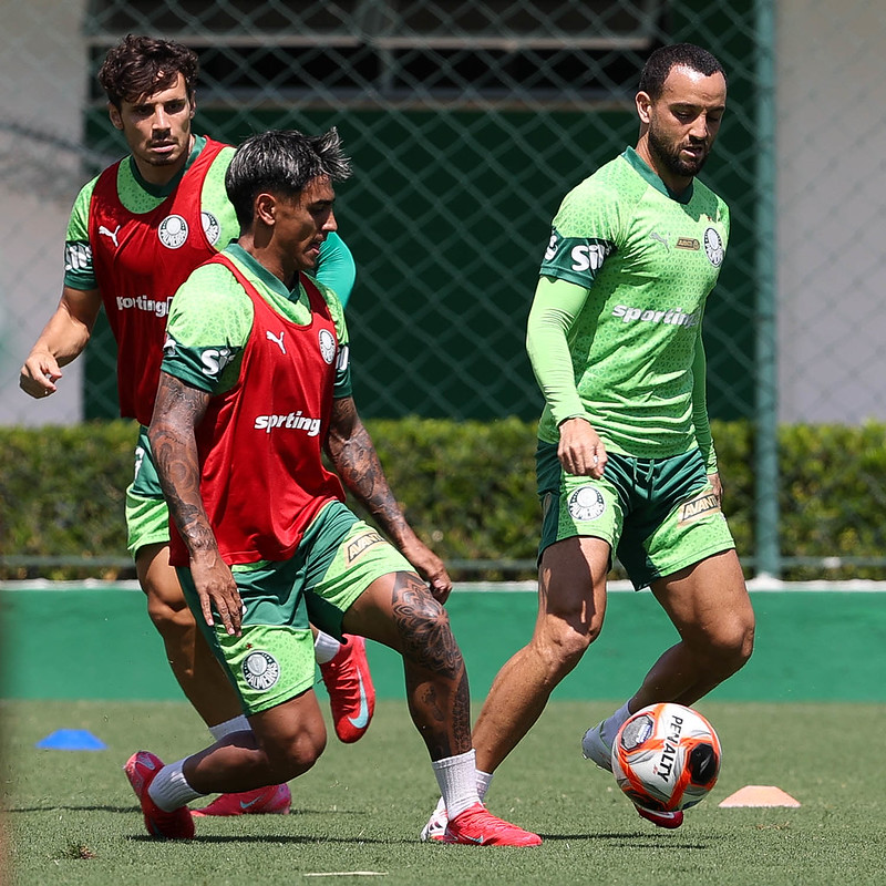 Felipe Anderson participa de treino e pode reforçar o Palmeiras no clássico Choque Rei
