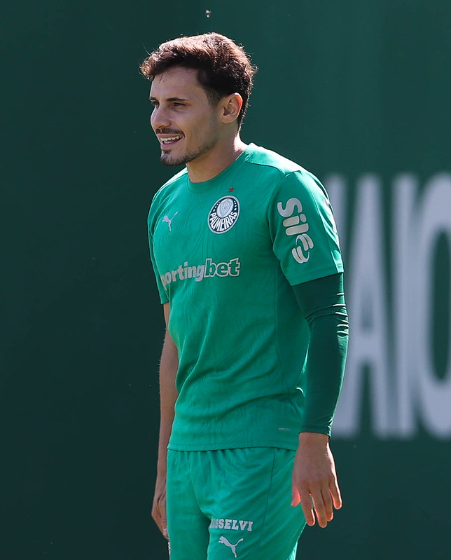 Mesmo reserva, Raphael Veiga segue em alta com técnico Abel Ferreira