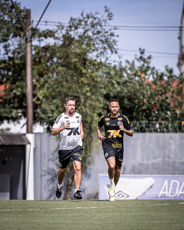 Neymar treina com elenco do Santos e gera otimismo na comissão técnica