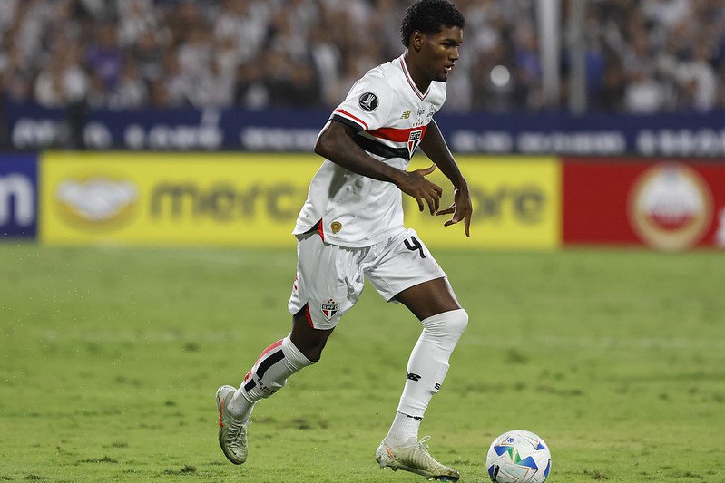 Assédio de outros clubes faz São Paulo ter pressa em renovar contrato com Lucas Ferreira
