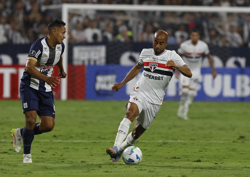 Lucas Moura dá susto com dores no joelho mas DM do São Paulo garante jogador nas próximas rodadas