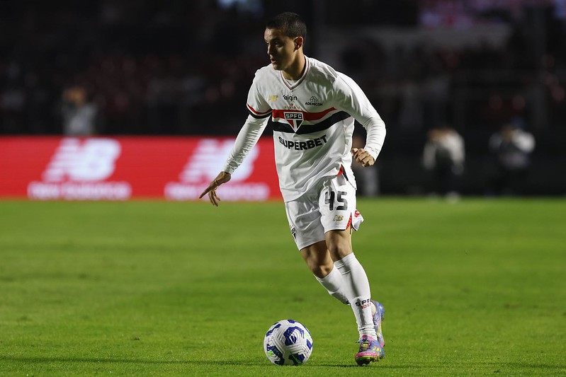 São Paulo confirma renovação de contrato com atacante Lucca