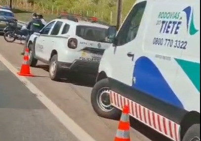 Garupa de moto morre na SP-101 após acidente envolvendo caminhão 