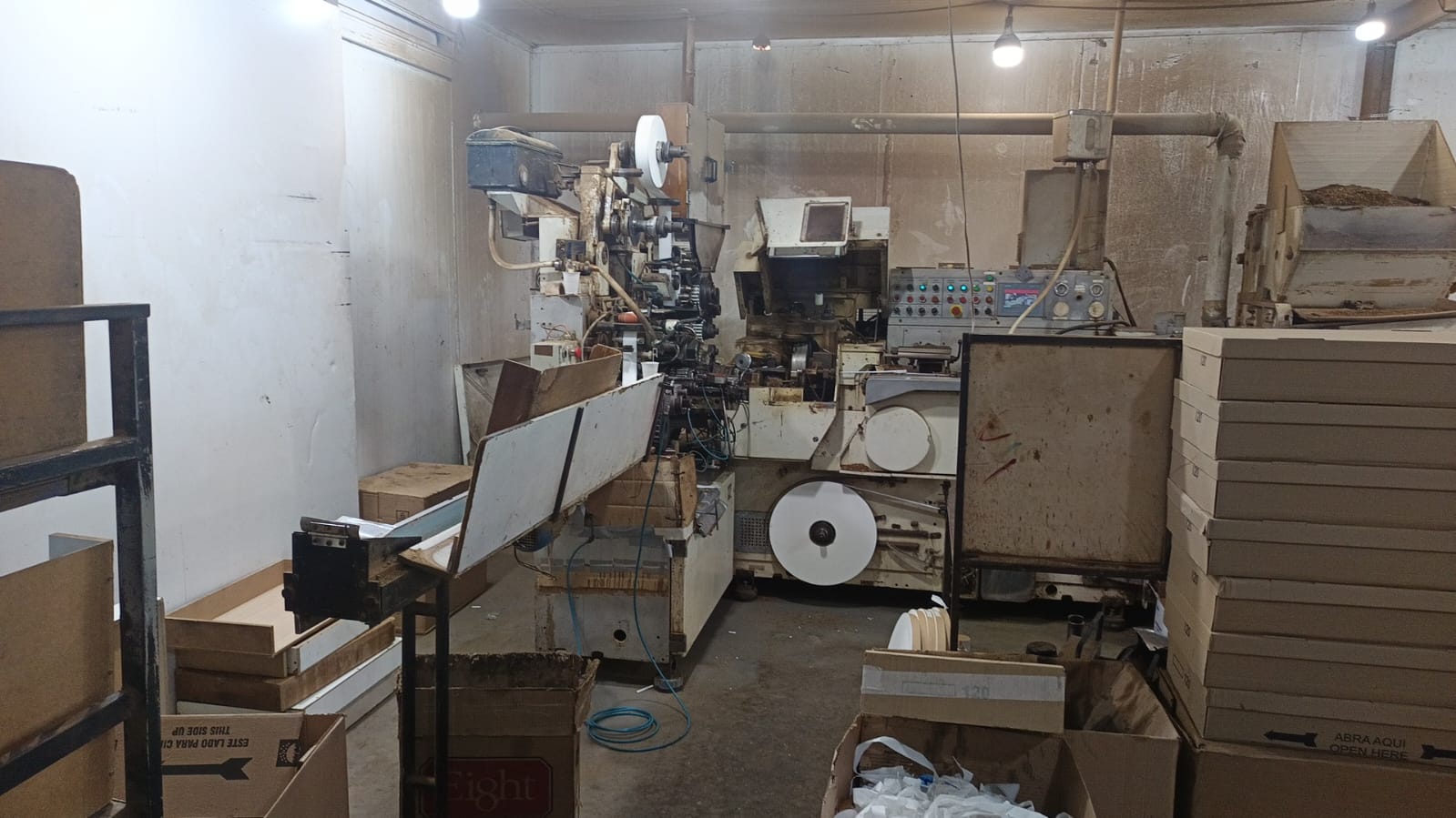 Polícia prende 25 pessoas e apreende farto material em fábrica clandestina de cigarros 