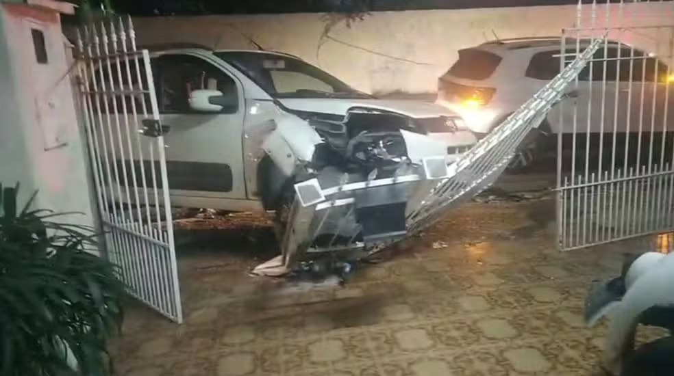 Motorista foge do local depois de bater em veículo e destruir portão de casa em Campinas 